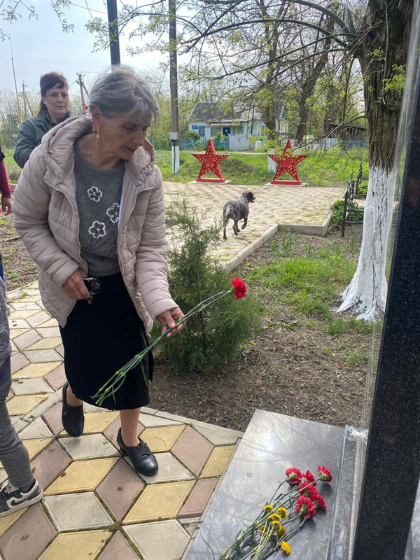 возложение цветов к памятнику