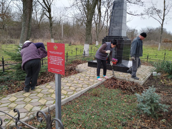 наведение порядка у памятника