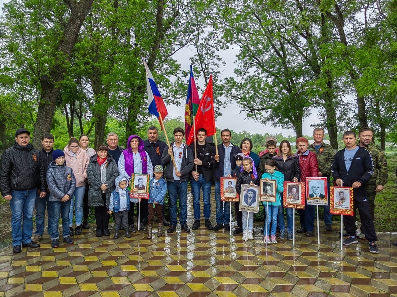 общее фото участников Бессмертного полка