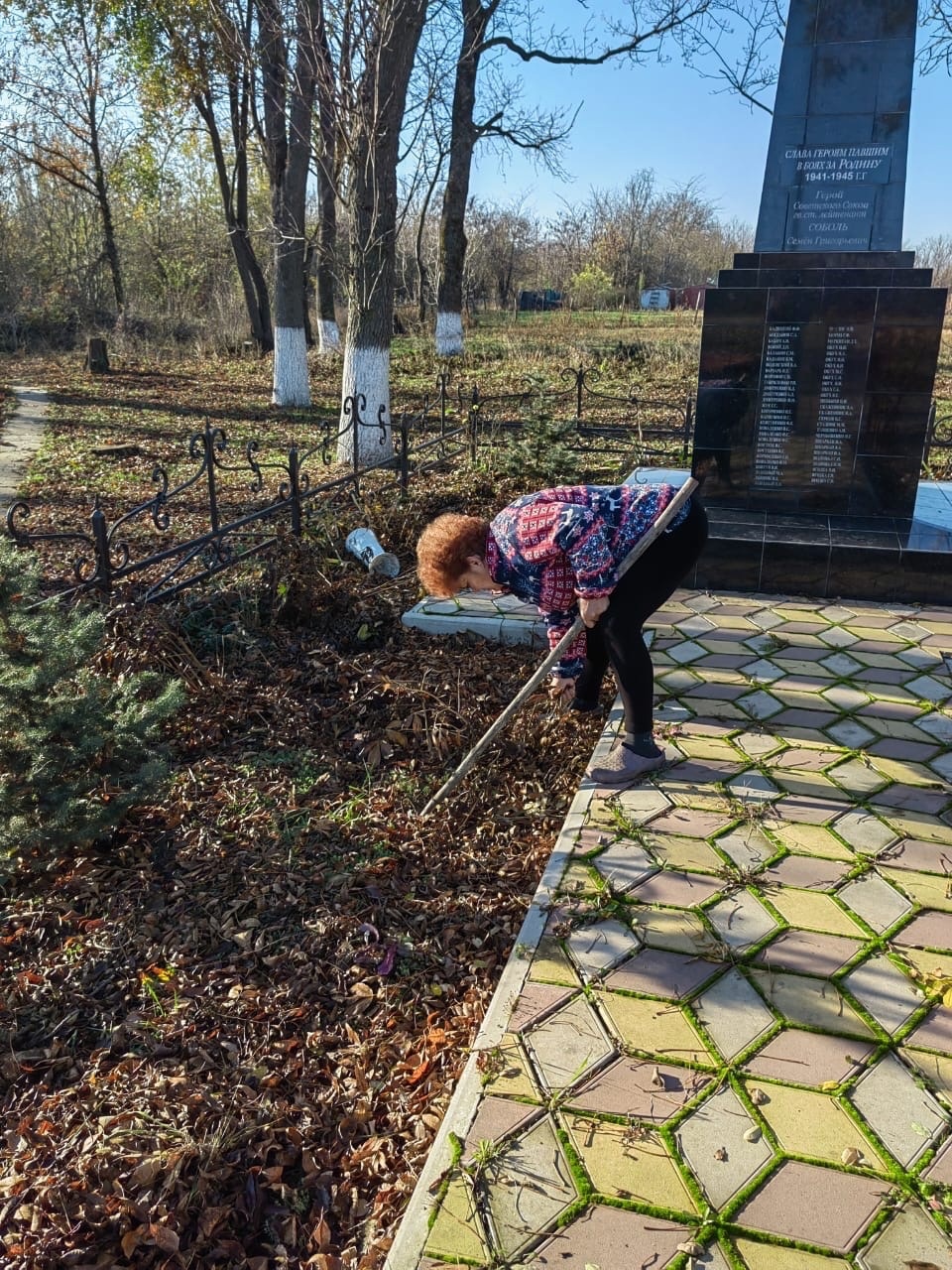 наведение порядка возле памятника героев ВОВ